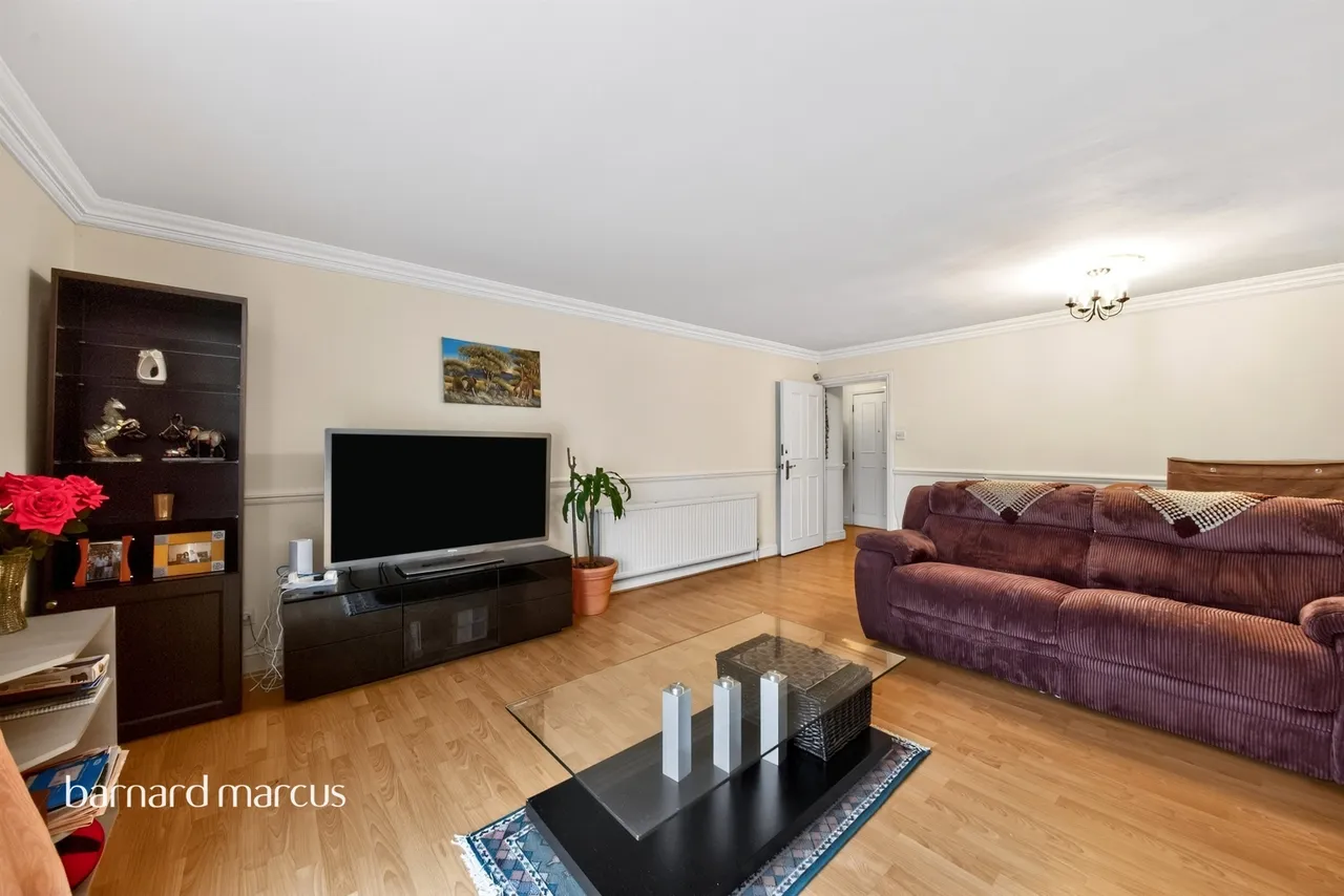 Holden Avenue, London, N12, photo 14