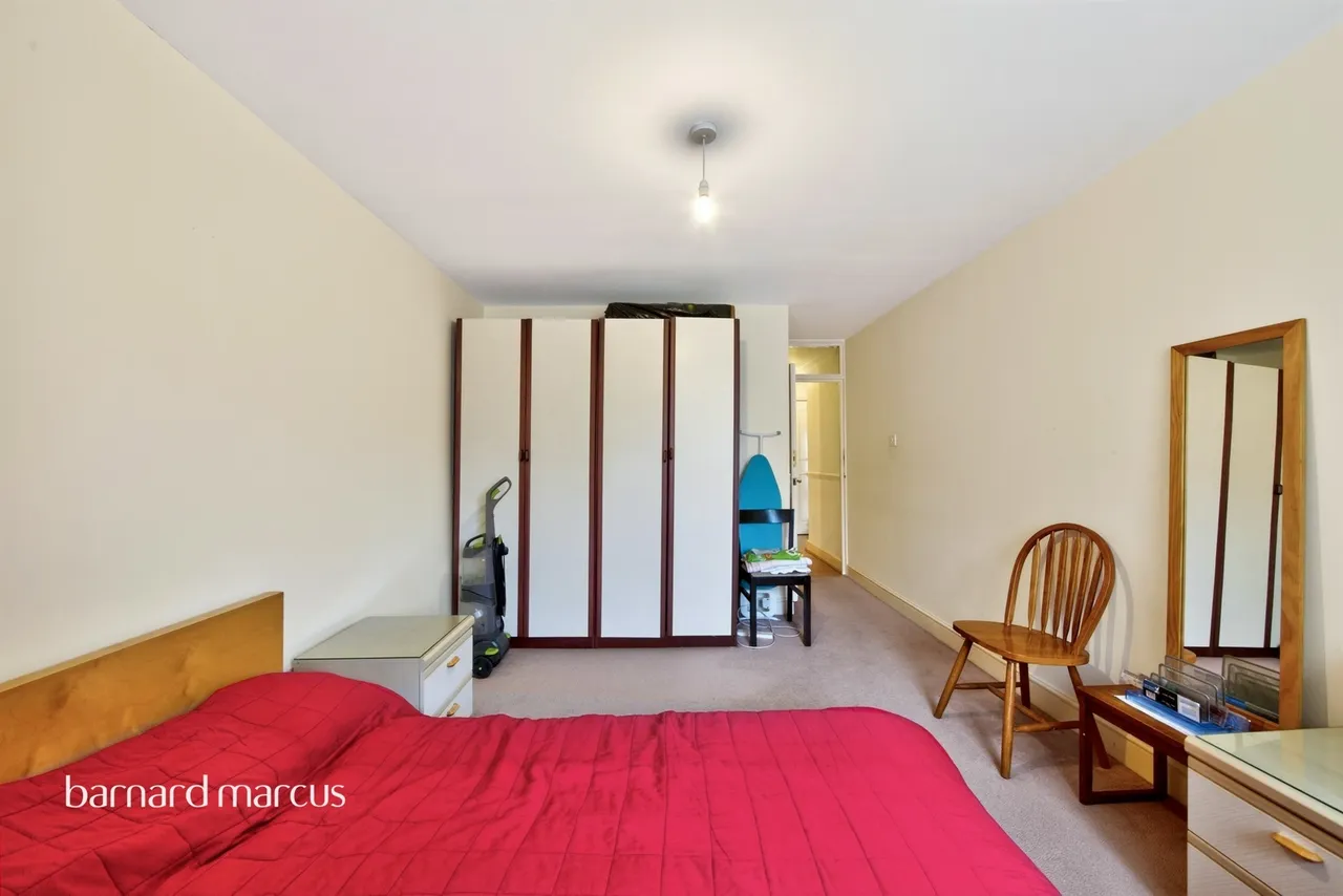 Holden Avenue, London, N12, photo 15