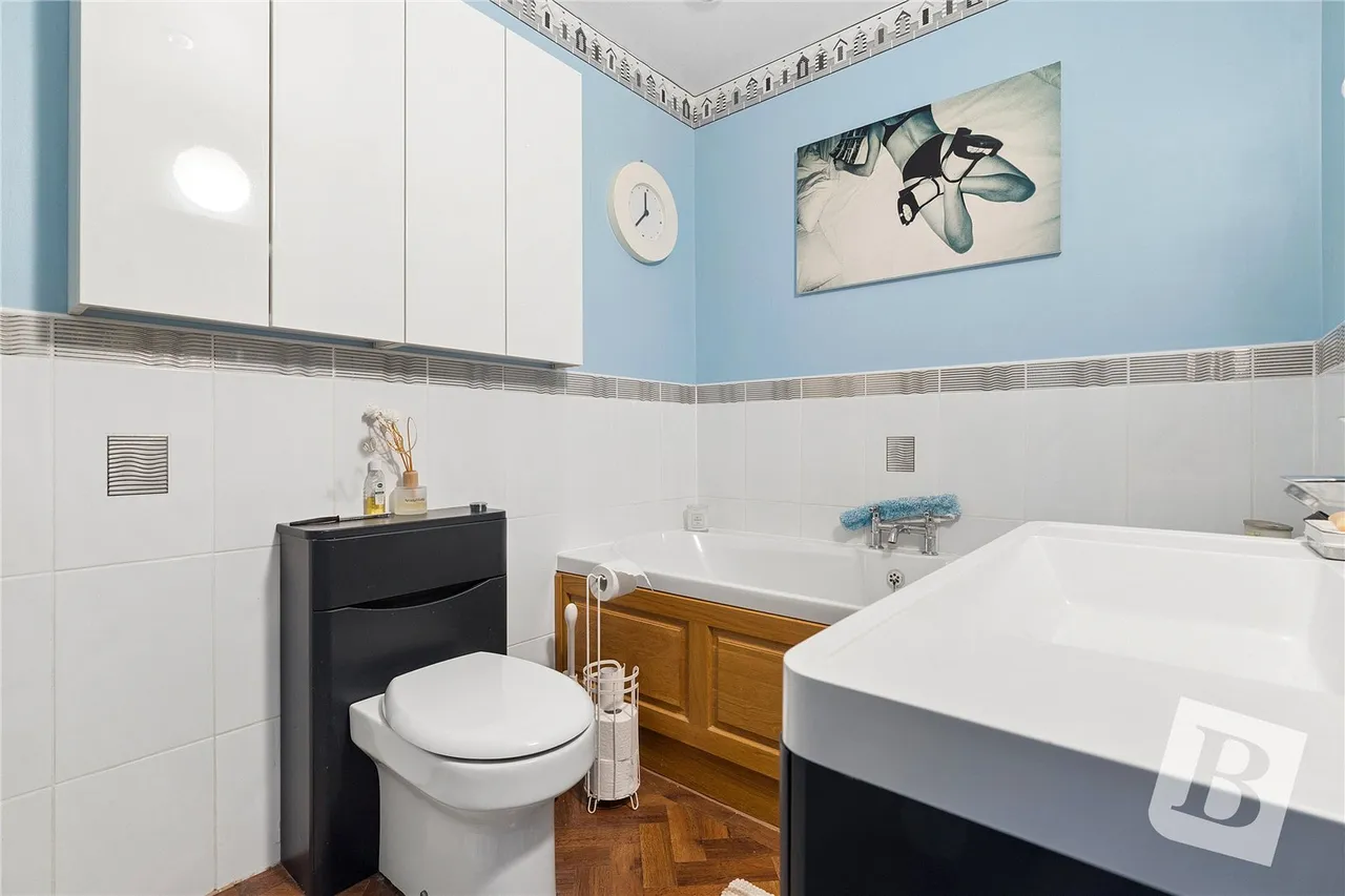 Masefield Drive, Upminster, RM14, photo 8