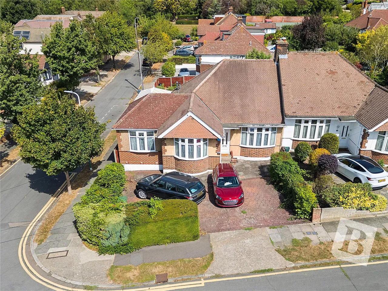 3 bed house for sale — Masefield Drive, Upminster, RM14