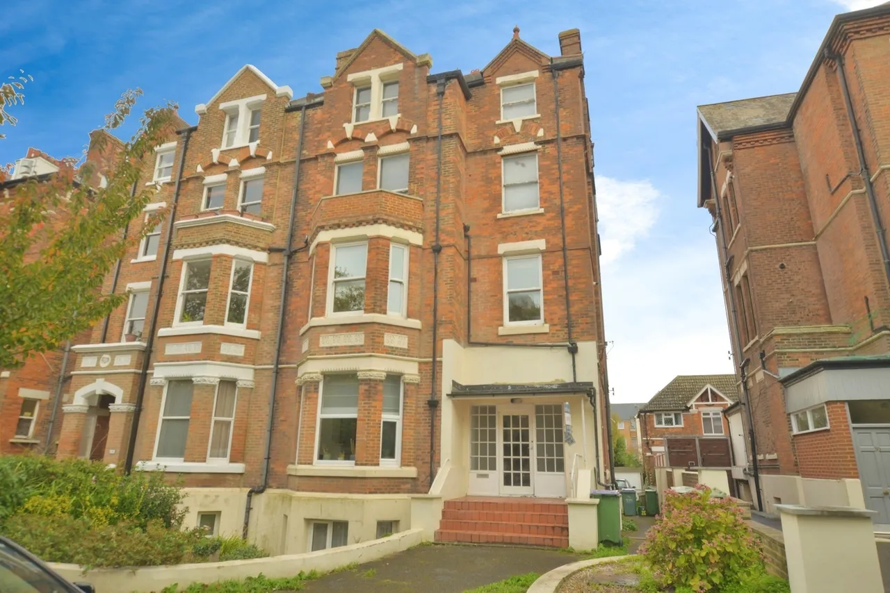 2 bed flat for sale — Castle Hill Avenue, Folkestone, Kent, CT20