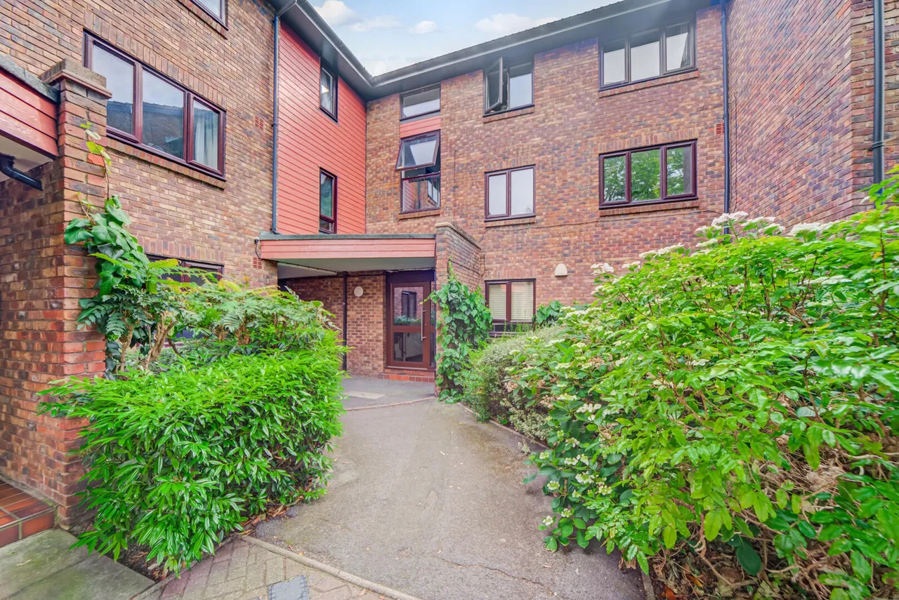 2 bed flat for sale, Allendale Close, London