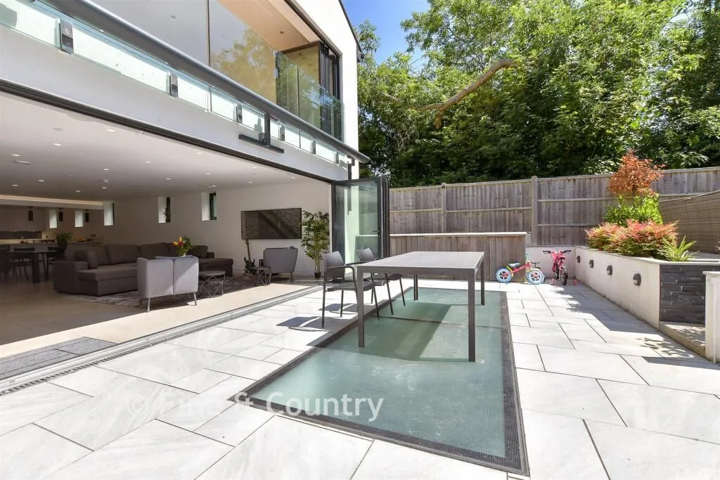 New Road, Lambourne End, RM4, photo 3