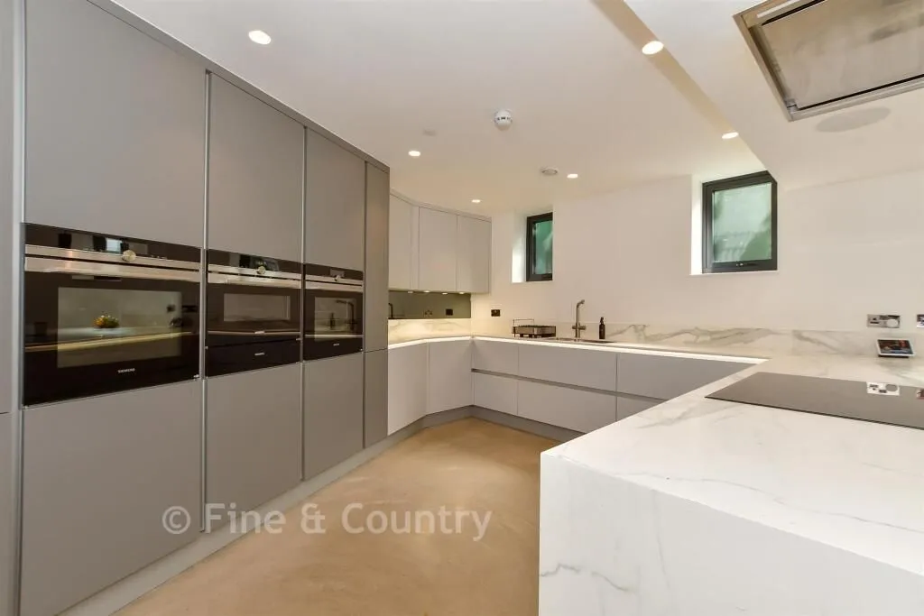 New Road, Lambourne End, RM4, photo 8