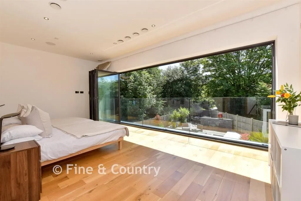 New Road, Lambourne End, RM4, photo 12