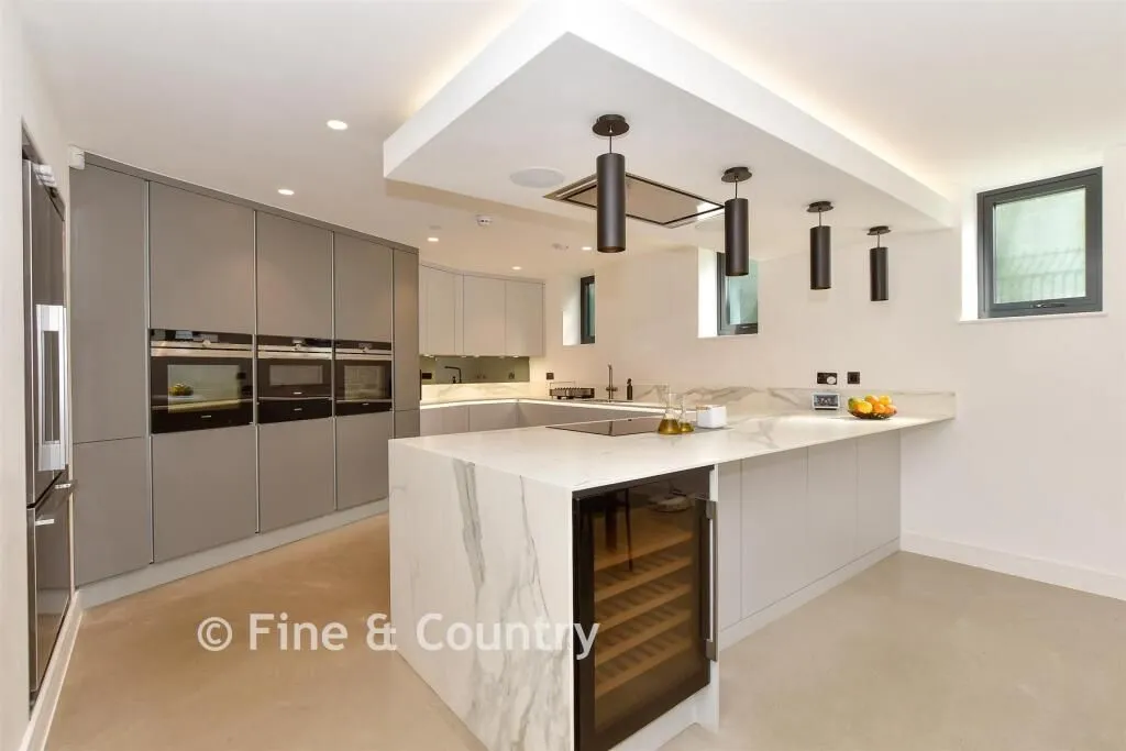 New Road, Lambourne End, RM4, photo 7