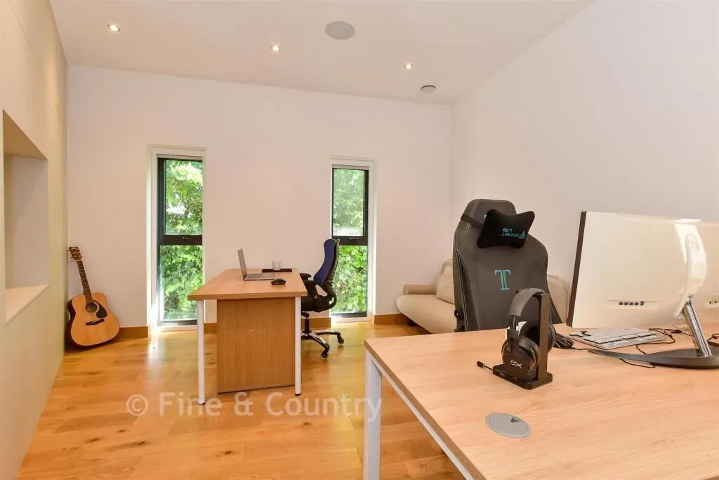 New Road, Lambourne End, RM4, photo 15