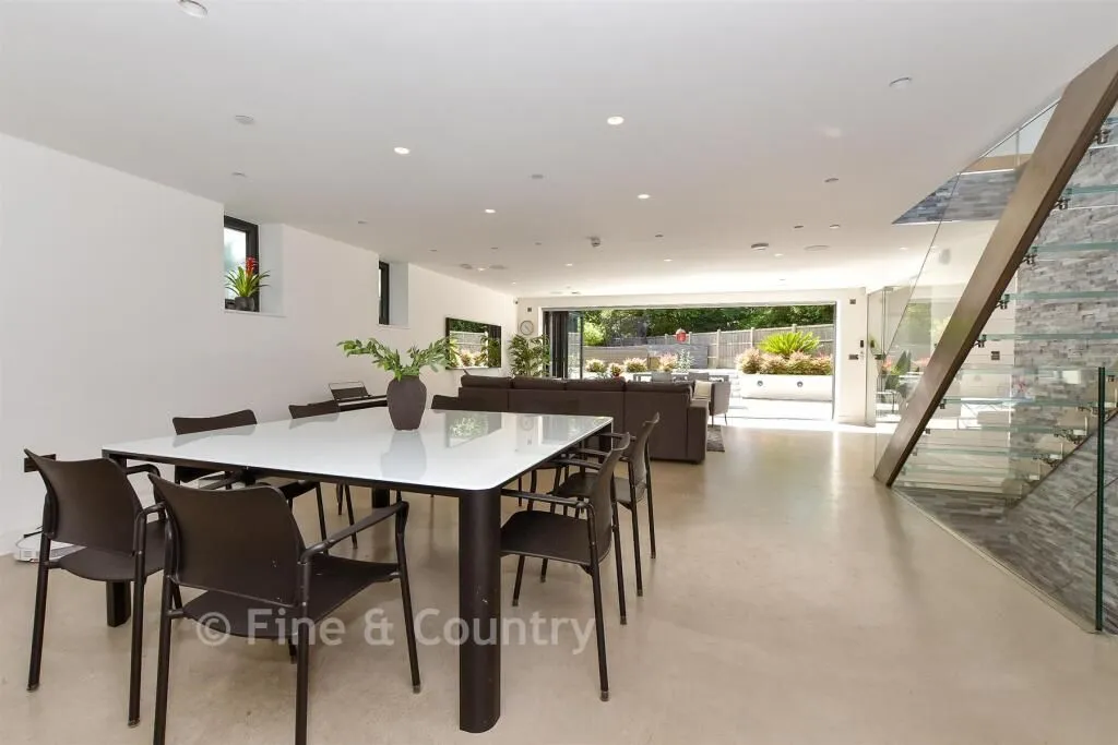 New Road, Lambourne End, RM4, photo 5
