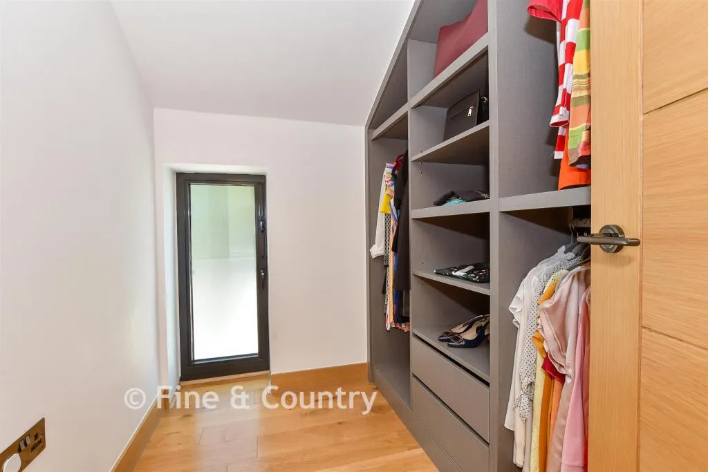 New Road, Lambourne End, RM4, photo 13