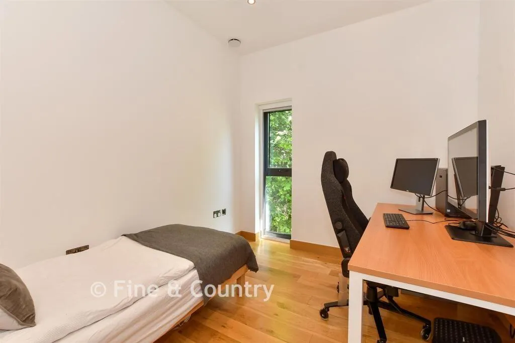 New Road, Lambourne End, RM4, photo 16