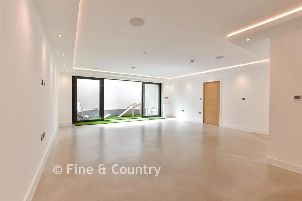 New Road, Lambourne End, RM4, photo 19