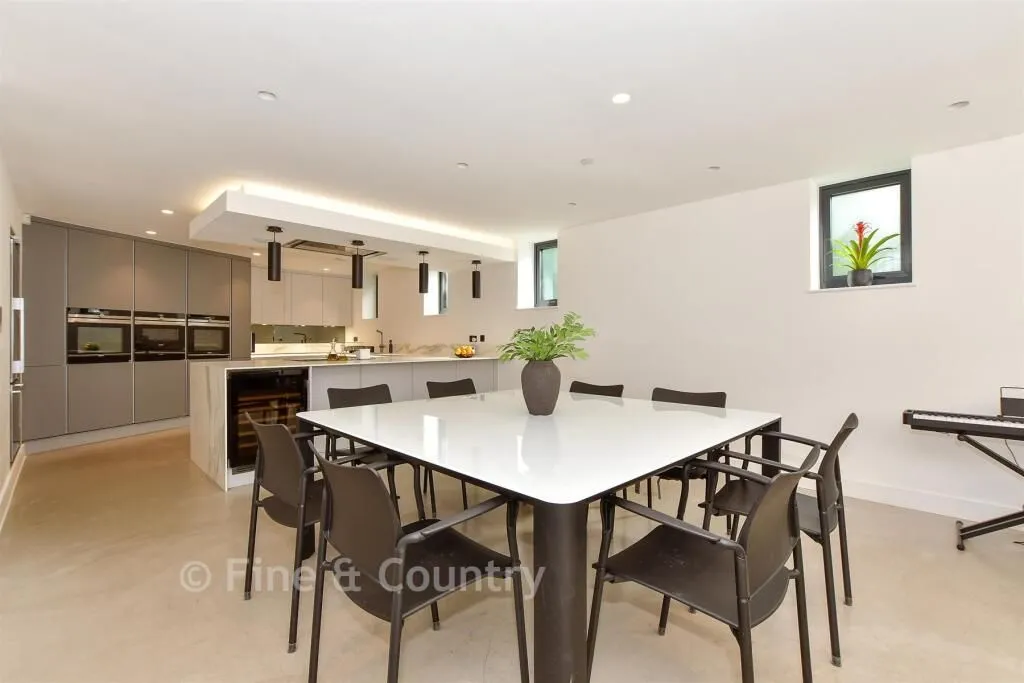 New Road, Lambourne End, RM4, photo 6
