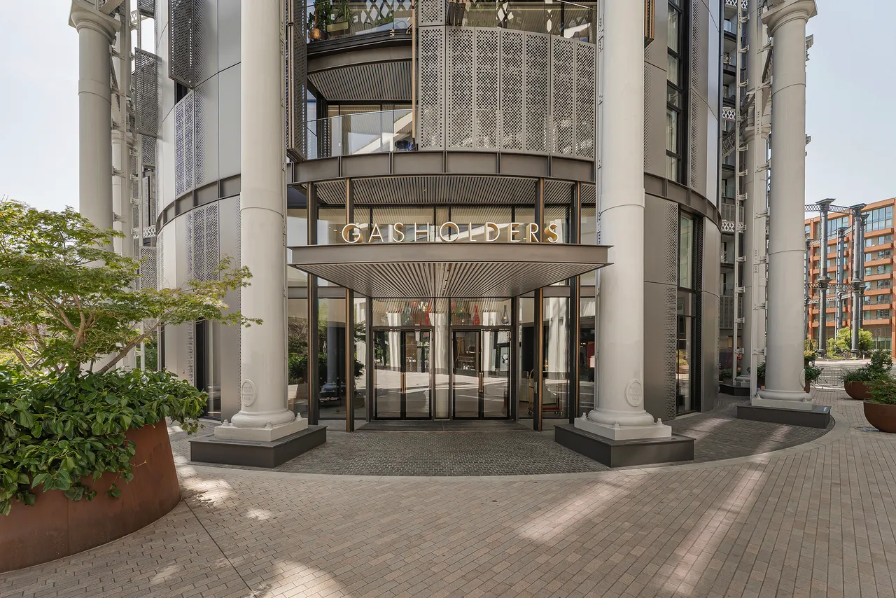 3 bed flat for sale — Gasholders Building, Lewis Cubitt Square, London