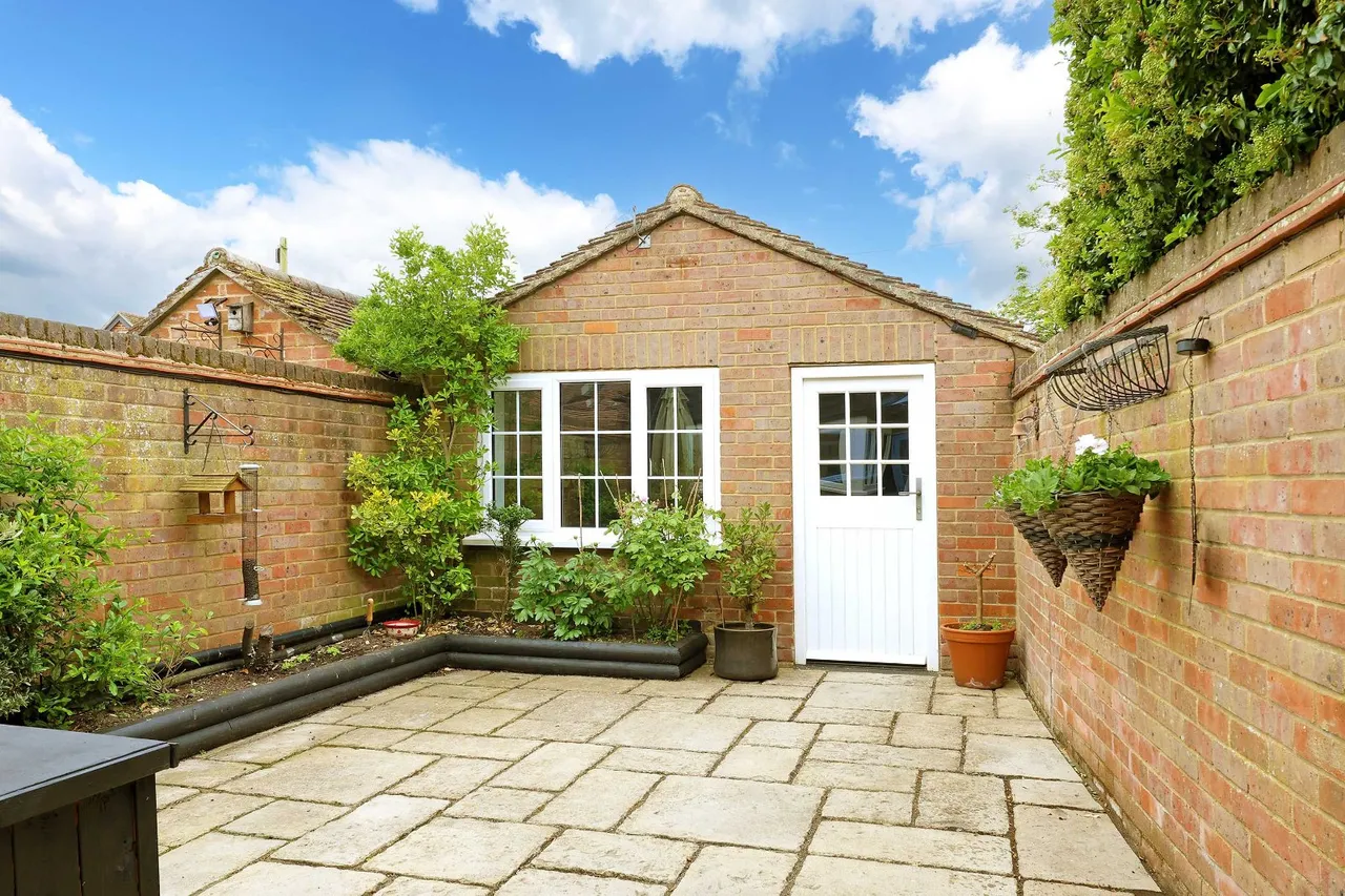 Aylesbury End, Beaconsfield, HP9, photo 3