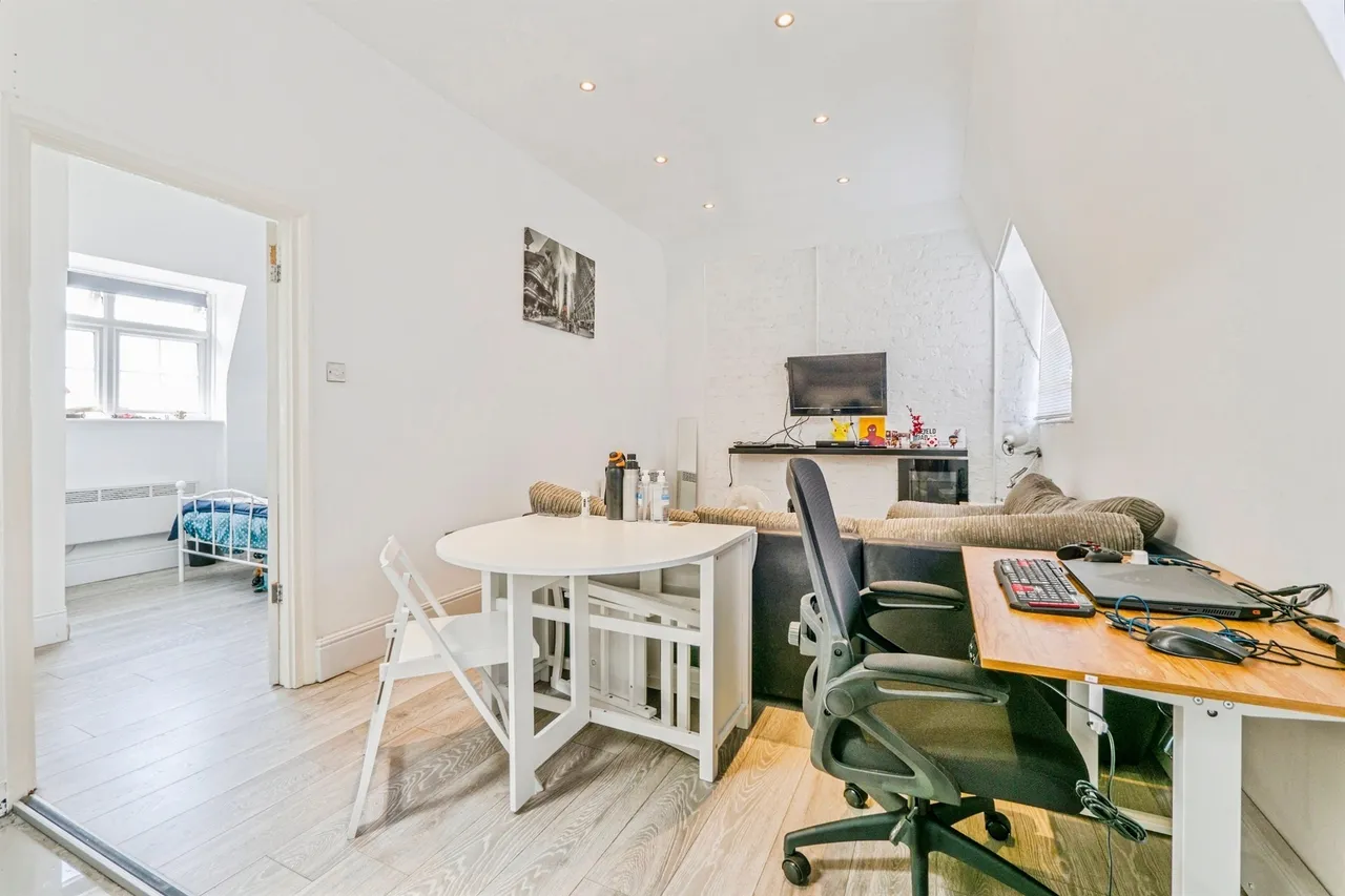 Westgate Street, Cardiff, CF10, photo 2