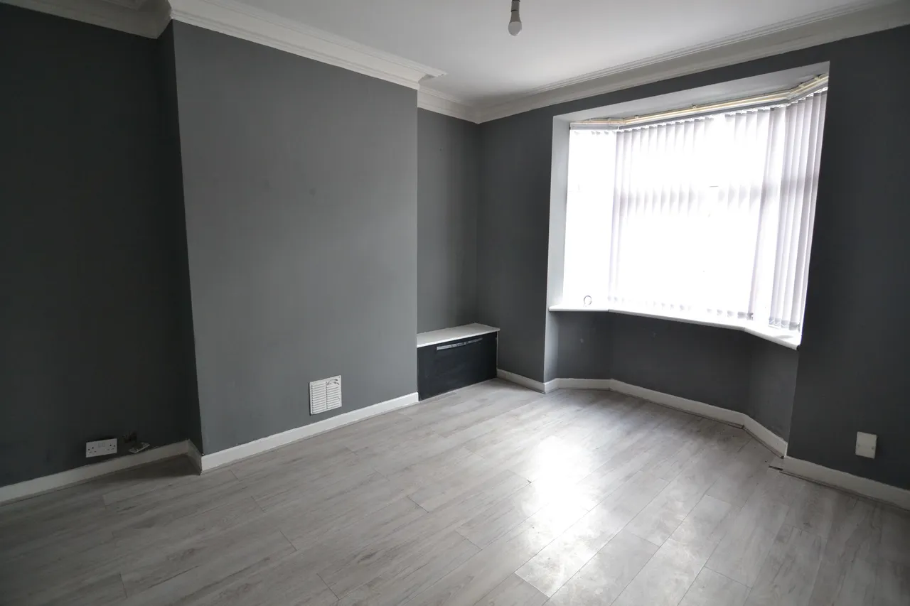 5 bed property to rent — Bescot Road, Walsall, West Midlands, WS2 9AD