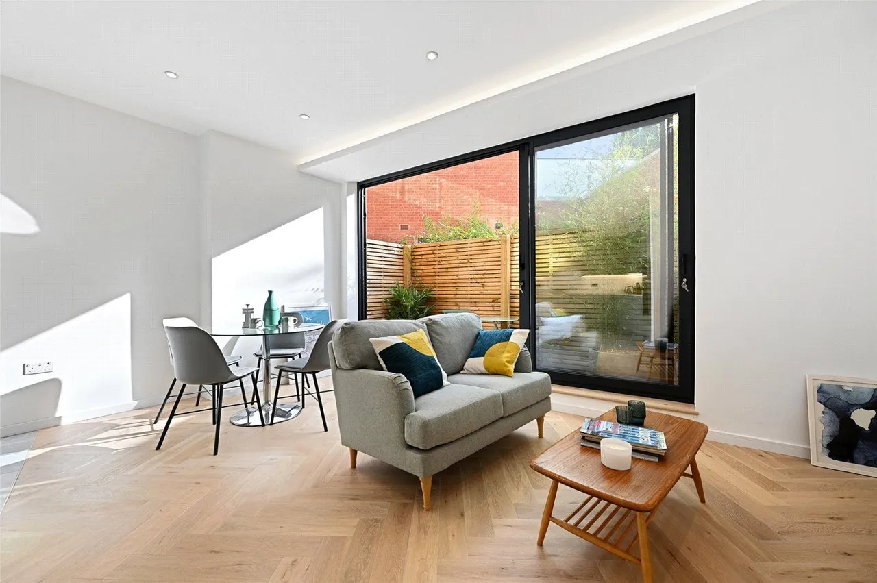 2 bed flat for sale, Jeddo Road, London, W12