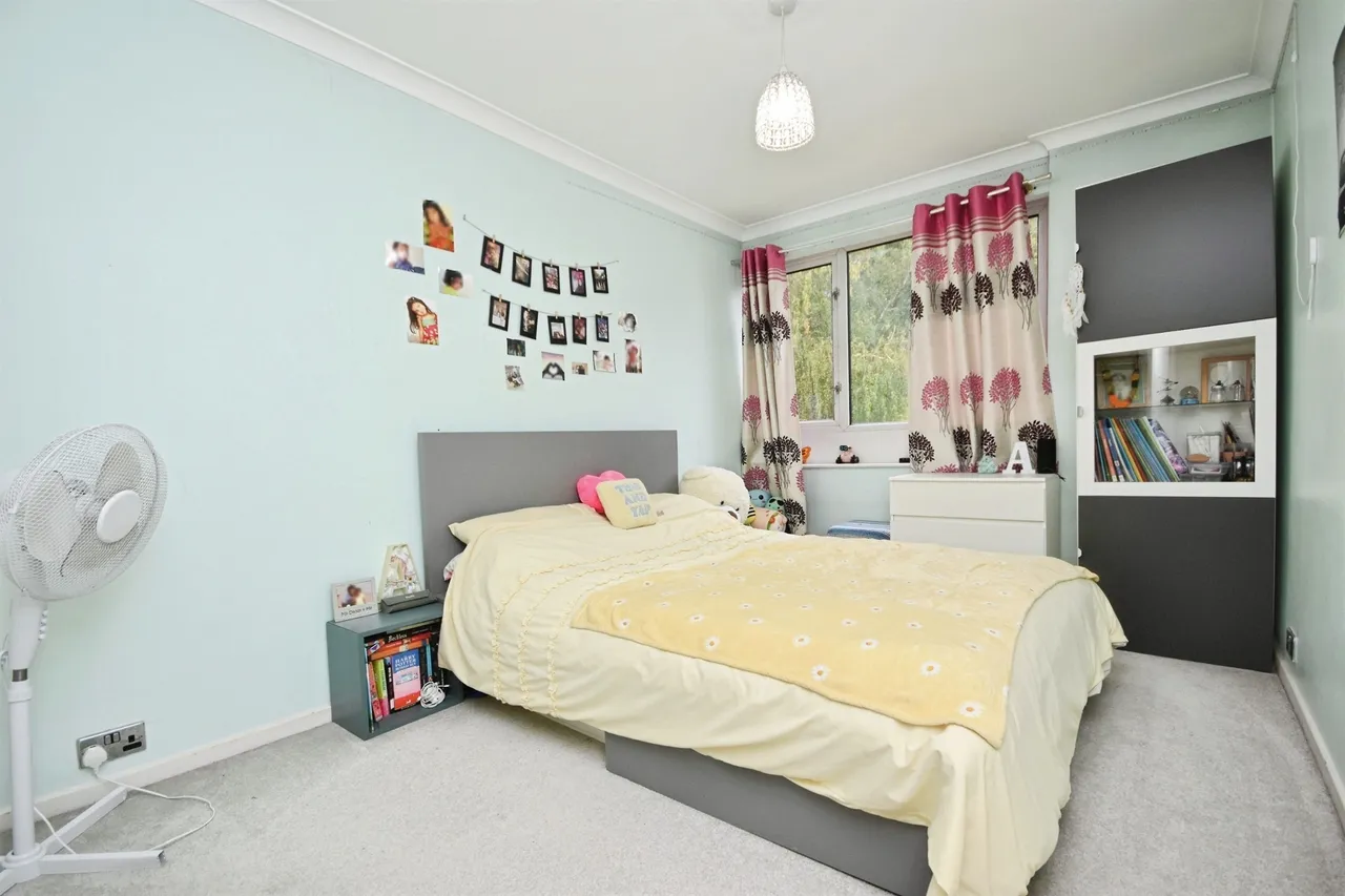 Cameron Close, Warley, Brentwood, photo 9