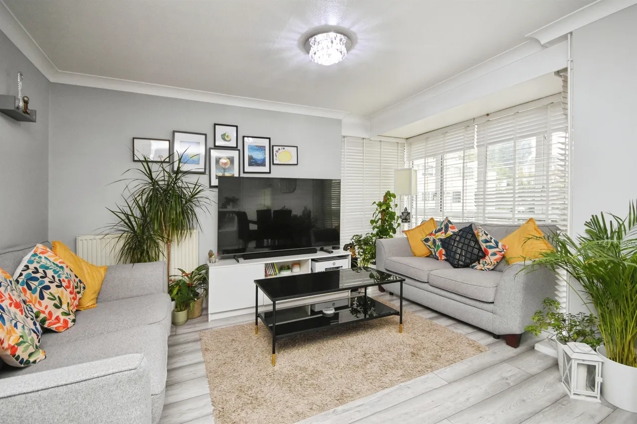 2 bed flat for sale — Cameron Close, Warley, Brentwood