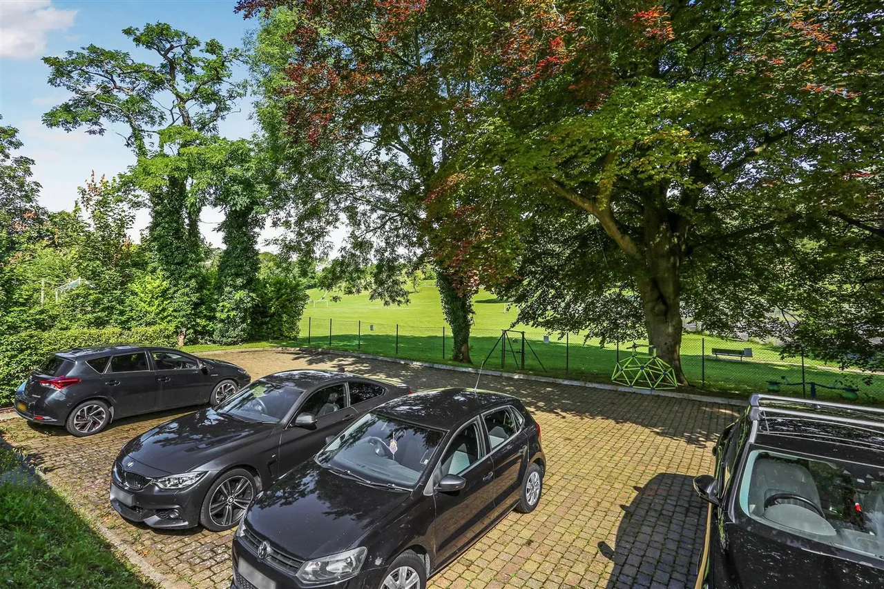 Hillbury Road, Warlingham, CR6, photo 33