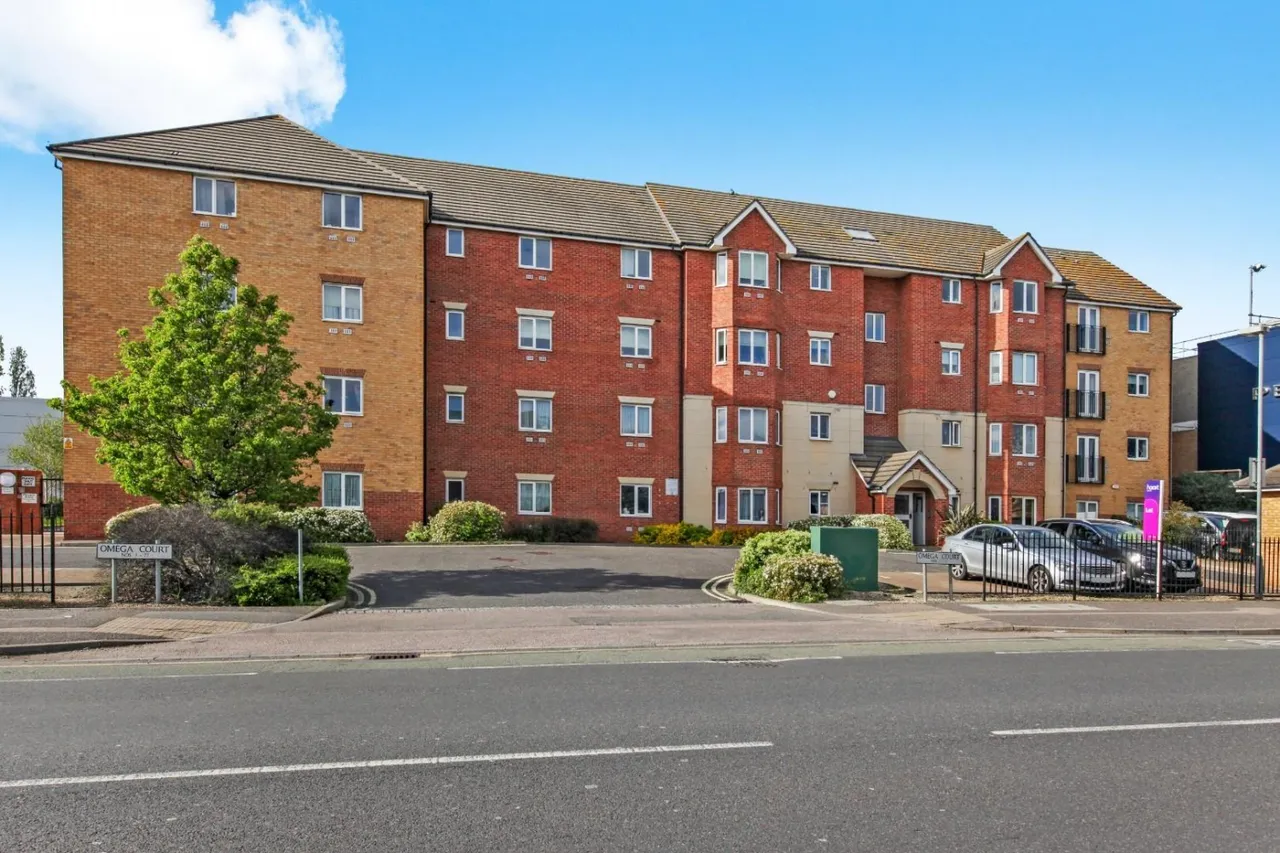 2 bed flat for sale — London Road, Romford, RM7