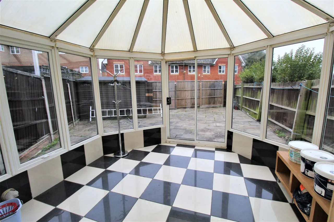 Caspian Way, Purfleet, Essex, RM19 1LE, photo 3