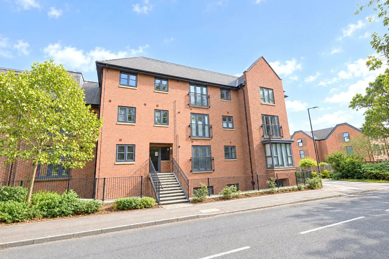 1 bed flat for sale, Carter Court, Hook, RG27