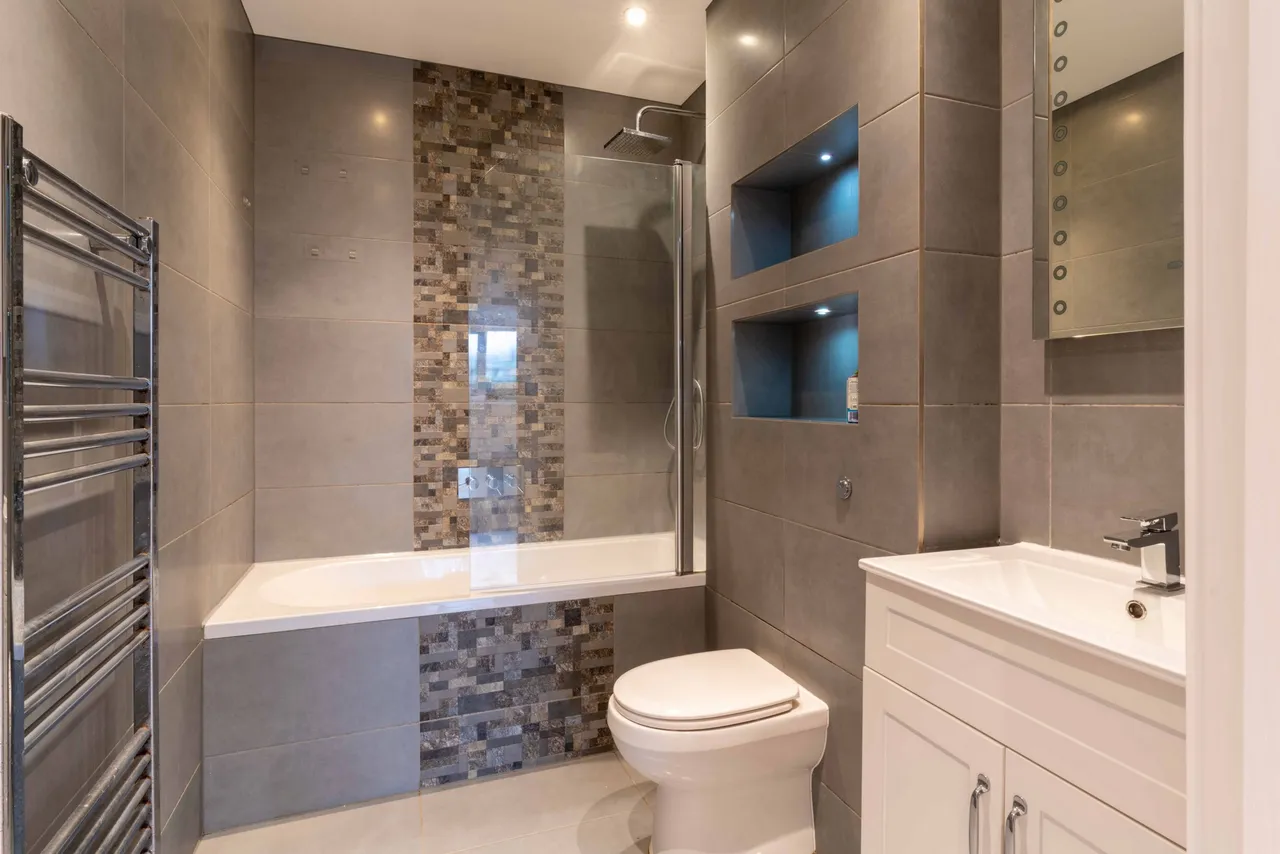 Kingsbridge Road, Walton-On-Thames, KT12, photo 6
