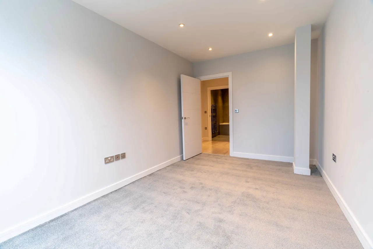 Kingsbridge Road, Walton-On-Thames, KT12, photo 5