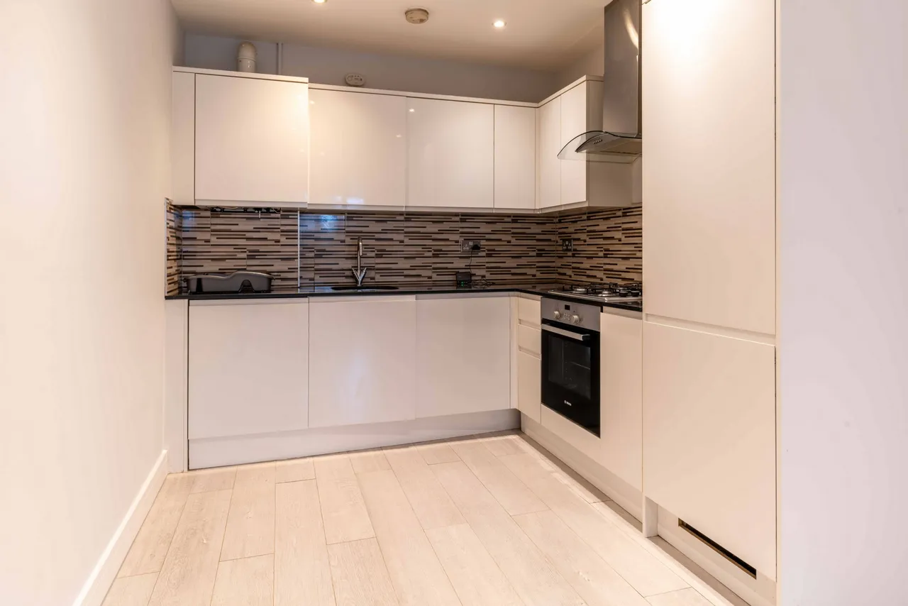 Kingsbridge Road, Walton-On-Thames, KT12, photo 3