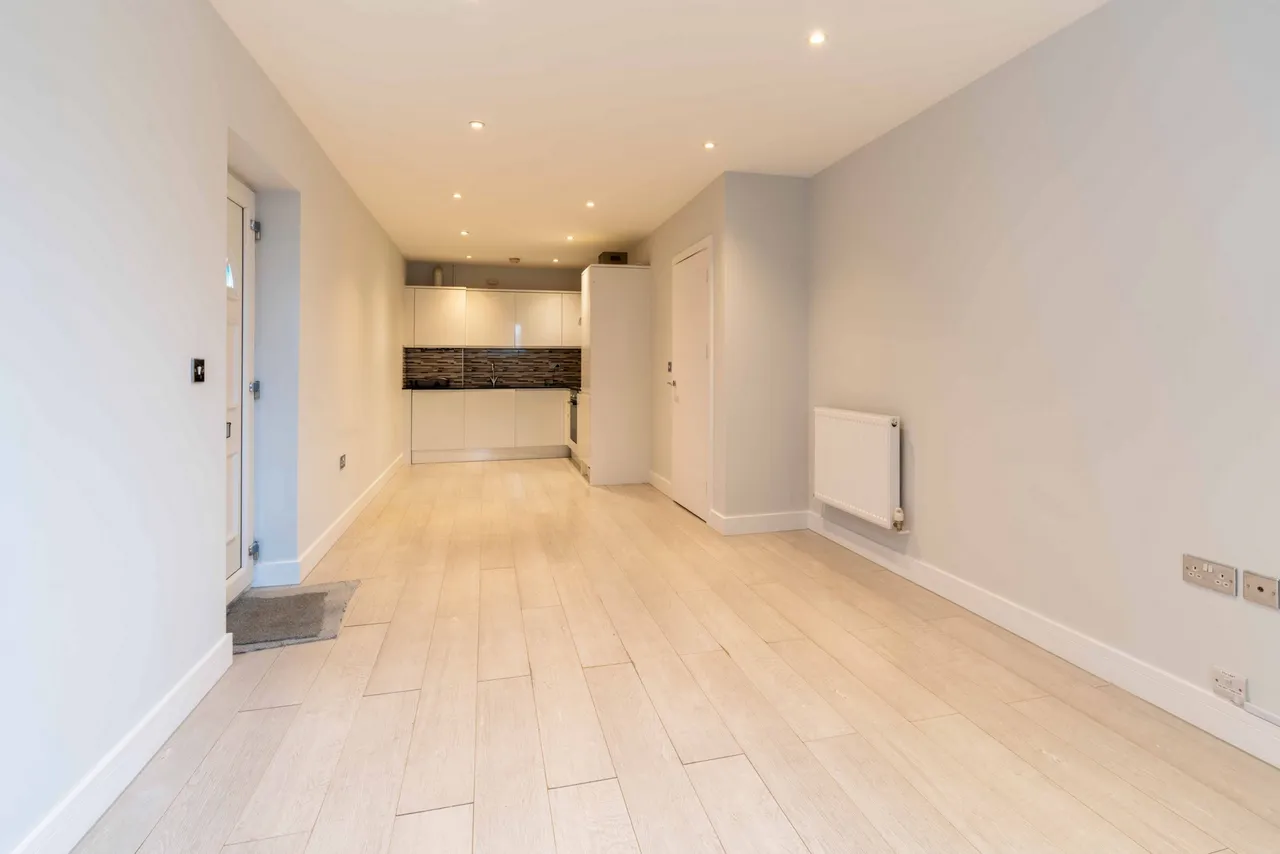 Kingsbridge Road, Walton-On-Thames, KT12, photo 2