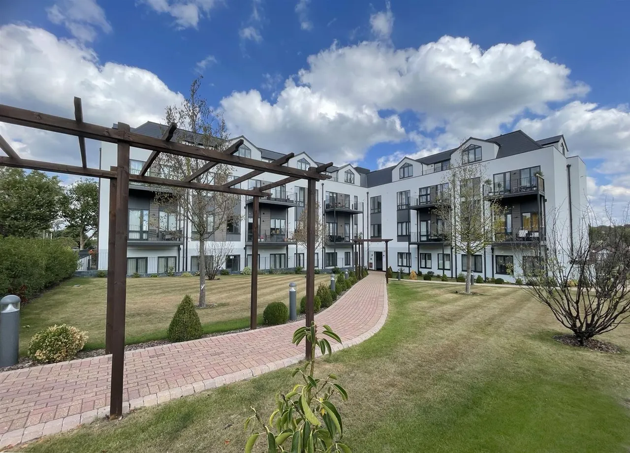 1 bed property to rent, Bay Tree Avenue, Leatherhead, KT22