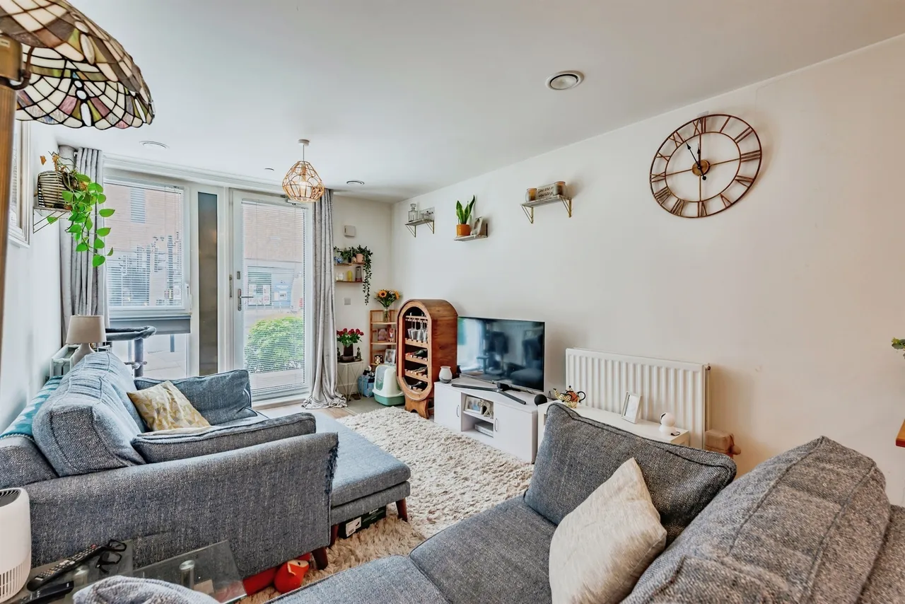 2 bed flat for sale, Marketfield Way, Redhill, RH1