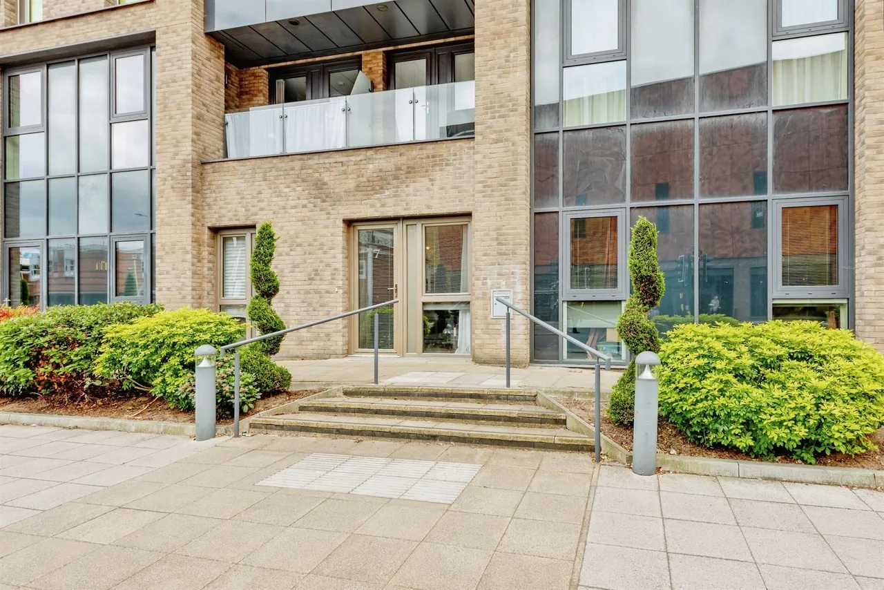 Marketfield Way, Redhill, RH1, photo 4
