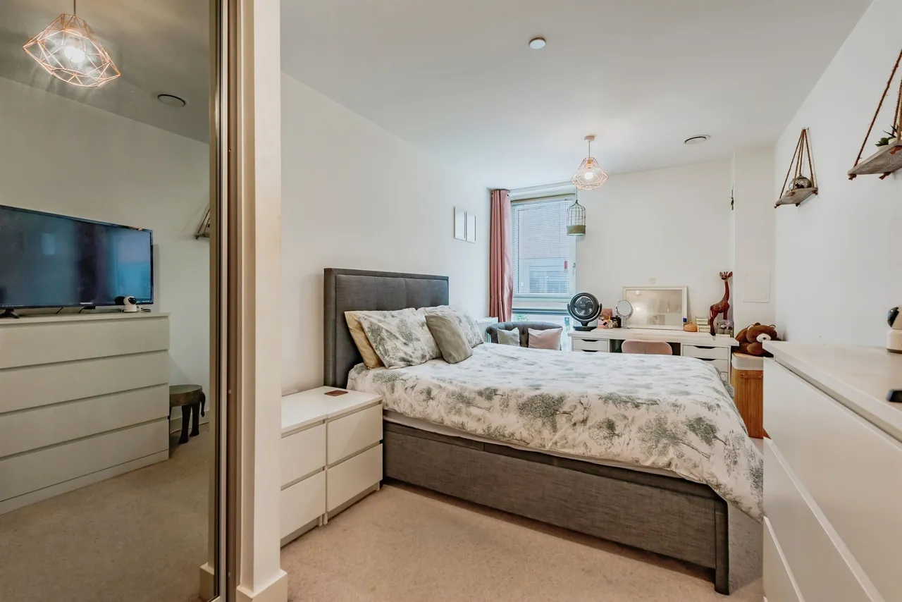 Marketfield Way, Redhill, RH1, photo 3