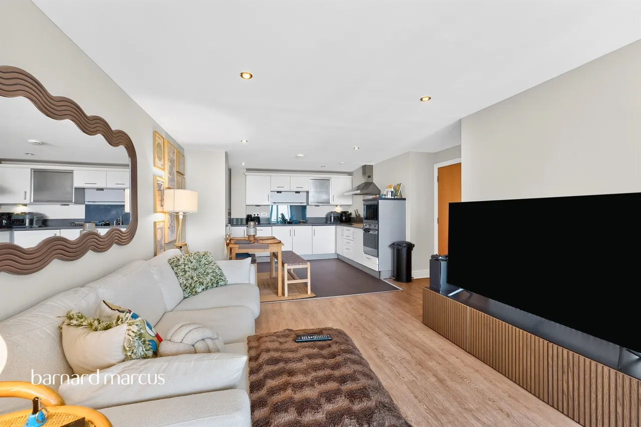 2 bed flat for sale — Kingsway, London