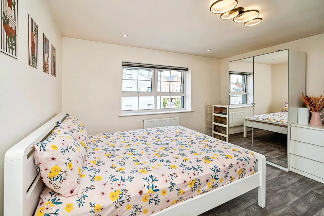 Grand Junction, Broughton, Aylesbury, Buckinghamshire, HP22, photo 4