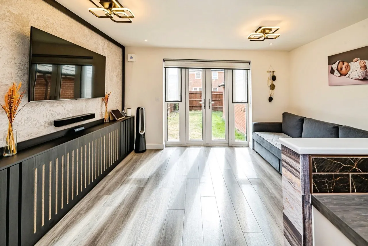Grand Junction, Broughton, Aylesbury, Buckinghamshire, HP22, photo 5