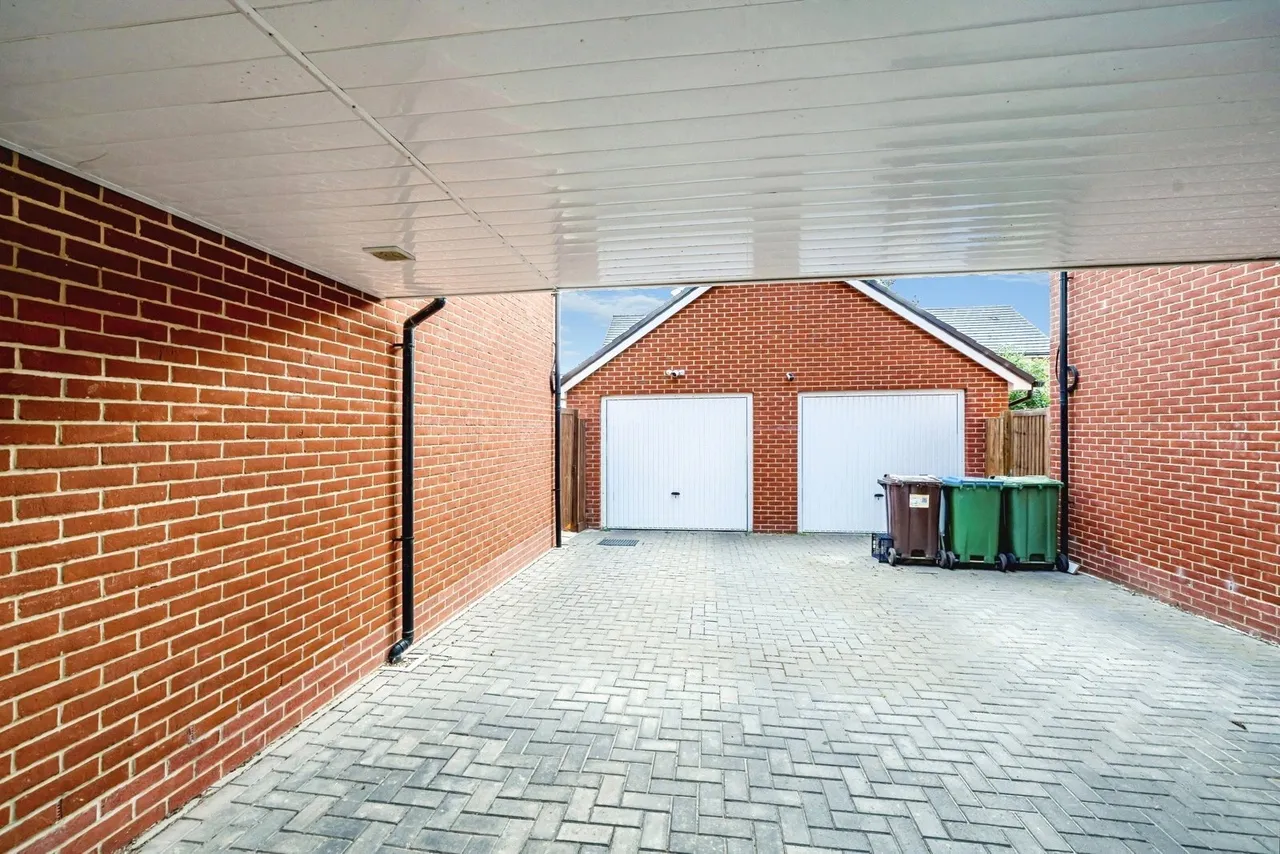 Grand Junction, Broughton, Aylesbury, Buckinghamshire, HP22, photo 3