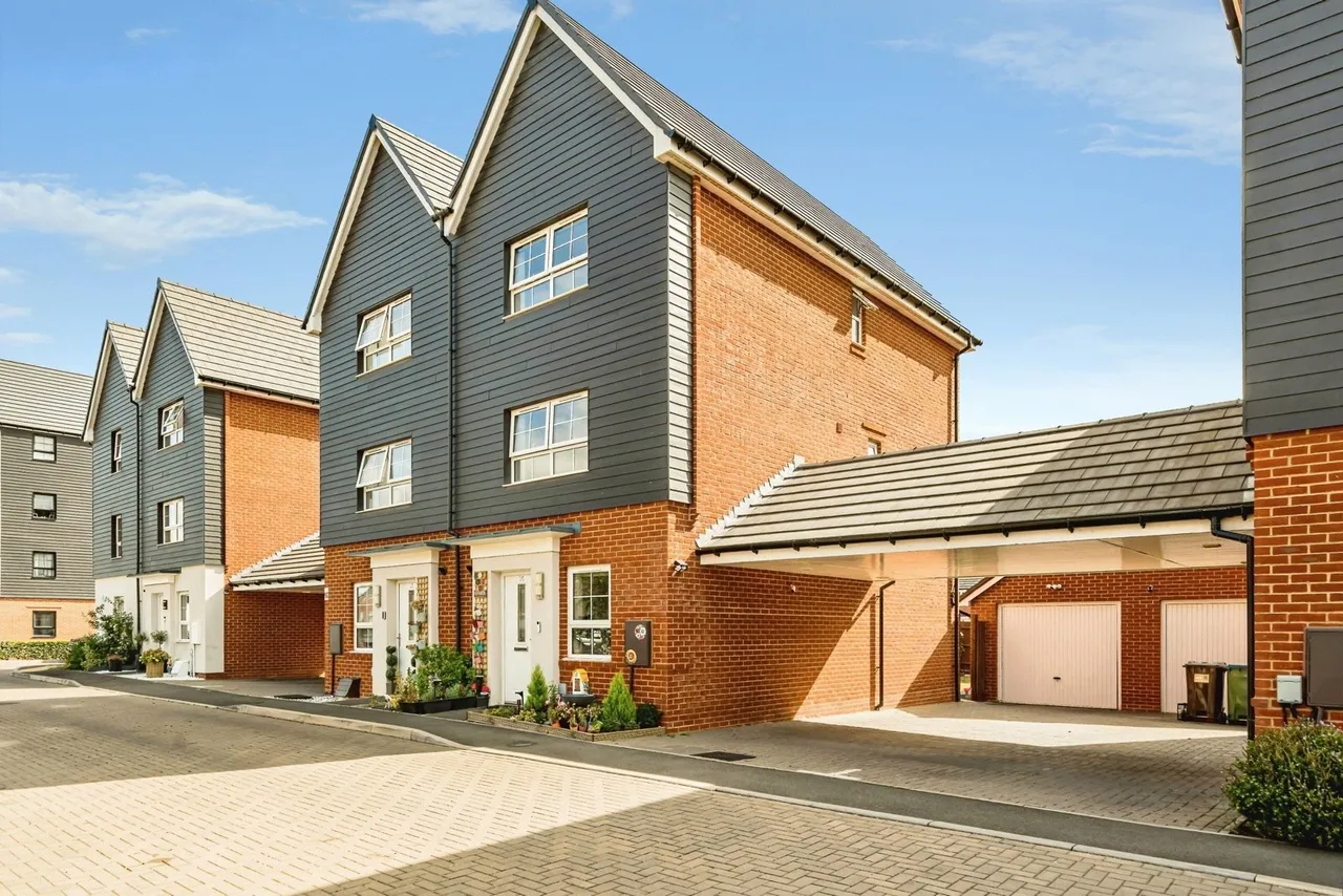 4 bed house for sale — Grand Junction, Broughton, Aylesbury, Buckinghamshire, HP22