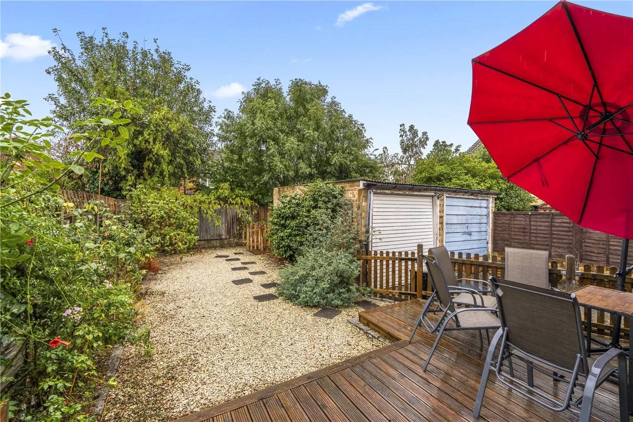 Dukes Close, Hampton, TW12 3JY, photo 2
