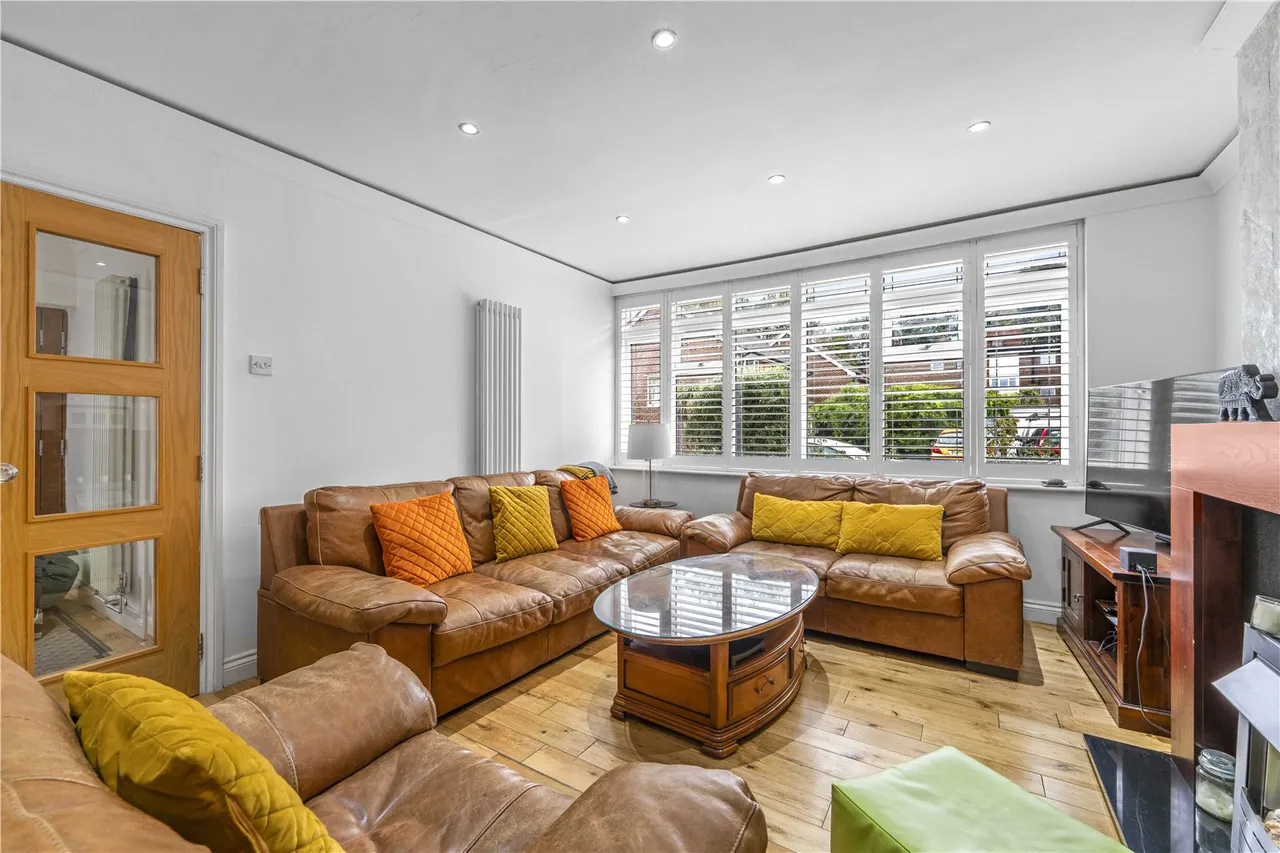 Dukes Close, Hampton, TW12 3JY, photo 3