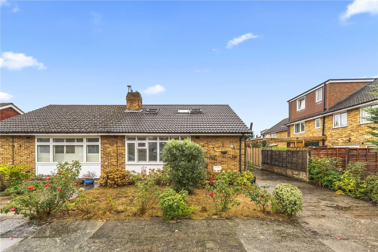 4 bed house for sale — Dukes Close, Hampton, TW12 3JY