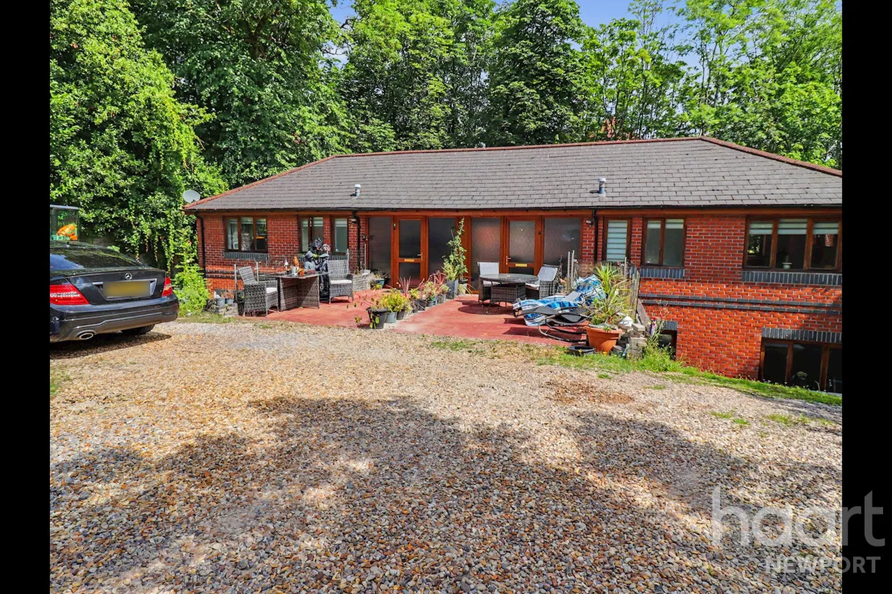 3 bed house for sale, Fields Park Road, Newport, NP20
