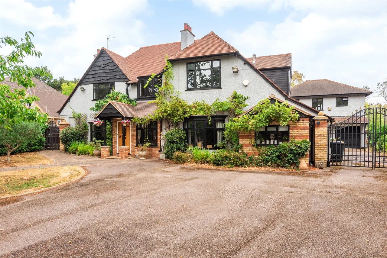 5 bed property for sale, Bromham Road, Biddenham, MK40