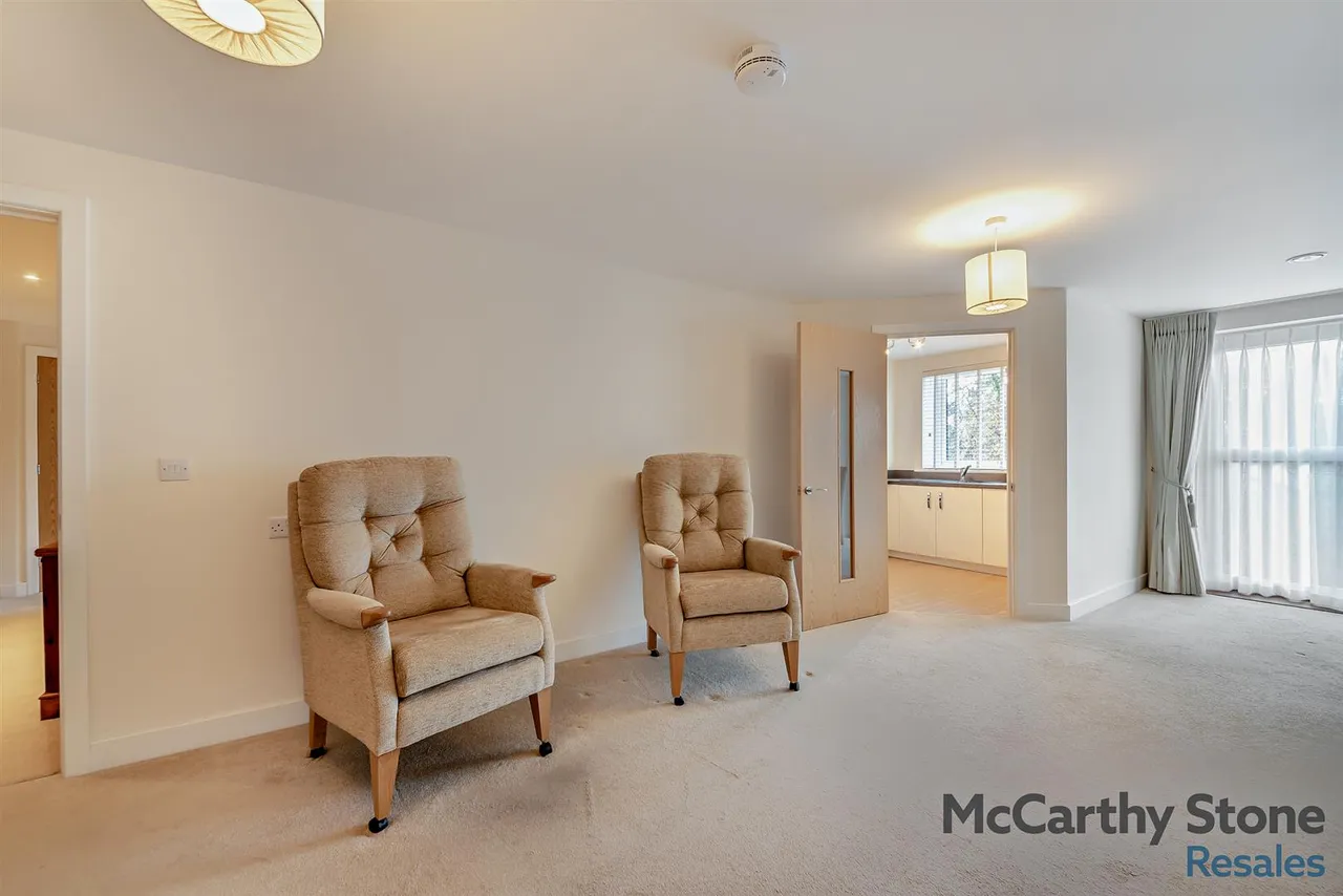 Lowry Way, Swindon, SN3, photo 3