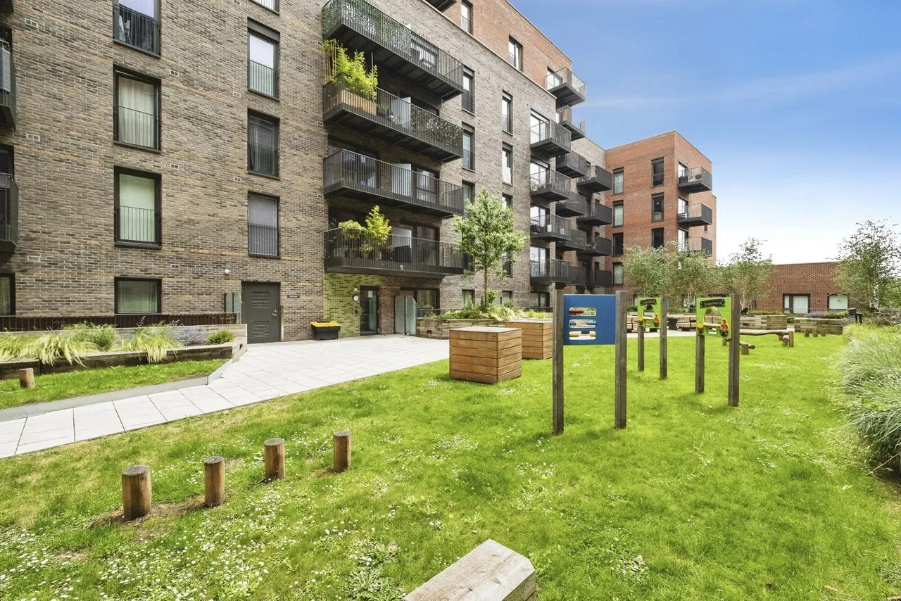 Ron Leighton Way, East Ham, London, E6, photo 10