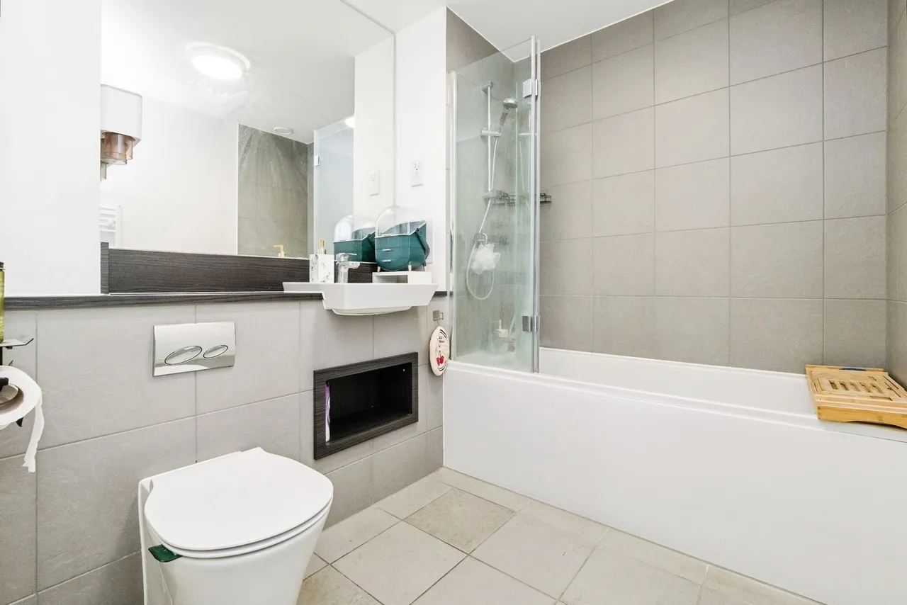 Ron Leighton Way, East Ham, London, E6, photo 5