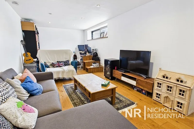 Meadow Walk, Ewell, KT19, photo 6