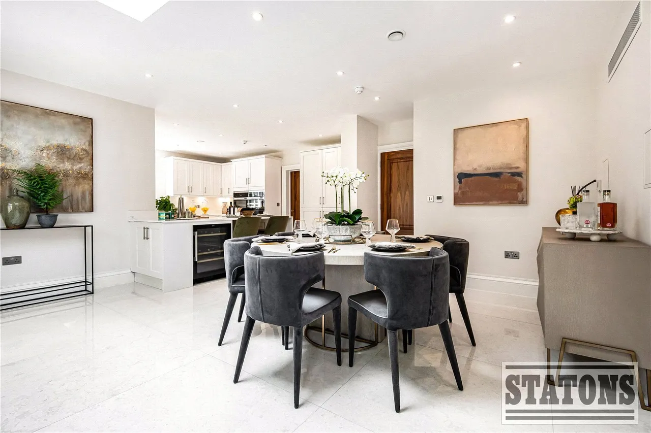 Cullinan Close, Cuffley, Hertfordshire, EN6 4FF, photo 7